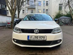 Weiß Gebraucht 2013 VW Jetta Match Limousine | 10.200 € (Teuer)
