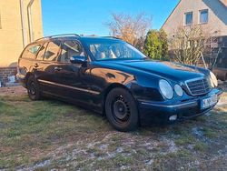 Blau Gebraucht 2002 Mercedes E220 Kombi | 2.499 € (Etwas zu teuer)