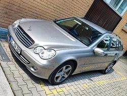 Silber Gebraucht 2006 Mercedes 220 Kombi | 3.200 €