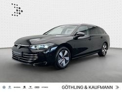 Grenadillschwarz metallic Gebraucht 2024 VW Passat Elegance Kombi | 35.480 € (Superpreis)