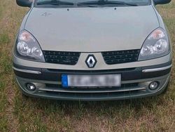 Grün Gebraucht 2005 Renault Clio II Kleinwagen | 2.599 € (Etwas zu teuer)