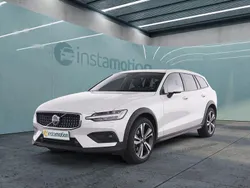 Weiß Gebraucht 2024 Volvo V60 CC Kombi | 51.299 €