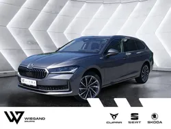 Grau (grau / graphitgrau) Neu 2025 Skoda Superb LAURIN & KLEMENT Kombi | 55.320 € (Teuer)