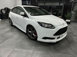 Weiß Gebraucht 2014 Ford Focus ST Limousine | 10.999 € (Fairer Preis)