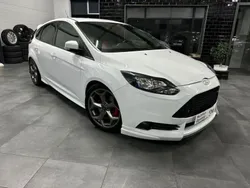 Weiß Gebraucht 2014 Ford Focus ST Limousine | 11.499 € (Etwas zu teuer)