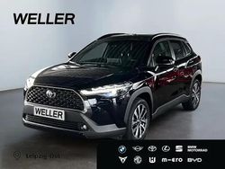 Tiefschwarz mica metallic Gebraucht 2024 Toyota Corolla Cross Team SUV | 30.290 € (Fairer Preis)
