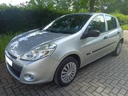 Silber Gebraucht 2009 Renault Clio II Expression Limousine | 2.999 € (Fairer Preis)