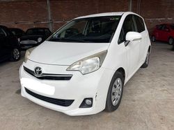 Weiß Gebraucht 2012 Toyota Verso-S Comfort Van / Kleinbus | 2.399 € (Etwas zu teuer)