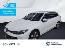 Oryxweiß perlmutteffekt Gebraucht 2024 VW Passat Business Kombi | 30.849 €
