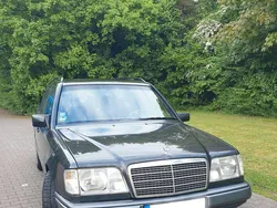 Schwarz Gebraucht 1994 Mercedes 220 Limousine | 2.499 €