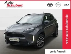 Grau Gebraucht 2024 Toyota Yaris Cross Team SUV | 27.480 € (Superpreis)