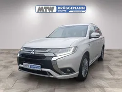 P) (weiss Gebraucht 2019 Mitsubishi Outlander P-HEV Spirit SUV | 19.480 € (Fairer Preis)
