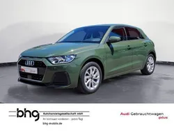 Distriktgrün metallic Gebraucht 2024 Audi A1 Sportback Advanced Plus Kleinwagen | 23.730 € (Superpreis)