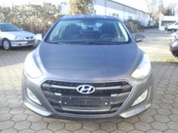 Grau Gebraucht 2015 Hyundai i30 Trend Limousine | 6.900 € (Etwas zu teuer)