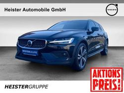 Weiß (crystal white pearl / metallic) Gebraucht 2023 Volvo V60 CC Plus Kombi | 39.990 € (Fairer Preis)