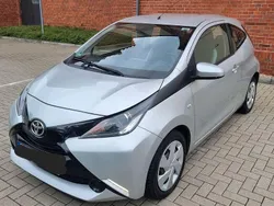 Silber Gebraucht 2016 Toyota Aygo X-play Kleinwagen | 6.990 € (Fairer Preis)