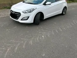 Weiß Gebraucht 2017 Hyundai i30 Passion Plus Limousine | 8.500 € (Fairer Preis)