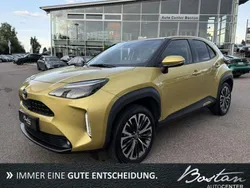Gold (metallic) Gebraucht 2022 Toyota Yaris Hybrid Elegant SUV | 21.900 € (Superpreis)