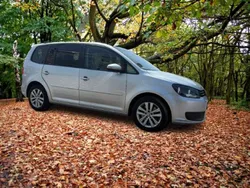 Grün Gebraucht 2012 VW Touran Van / Kleinbus | 6.000 €