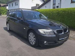 Saphirschwarz Gebraucht 2009 BMW 318 Kombi | 2.990 € (Guter Preis)