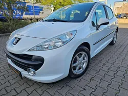 Weiß Gebraucht 2009 Peugeot 207 Limousine | 3.300 € (Teuer)