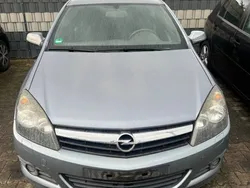 Grau Gebraucht 2006 Opel Astra GTC Sport Limousine | 990 €
