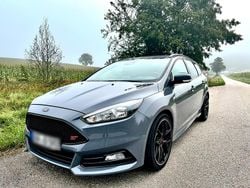 Grau Gebraucht 2015 Ford Focus ST Kombi | 14.500 € (Fairer Preis)