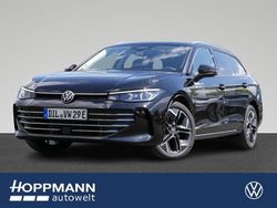 Grenadillschwarz metallic Gebraucht 2024 VW Passat Elegance Kombi | 40.910 € (Fairer Preis)
