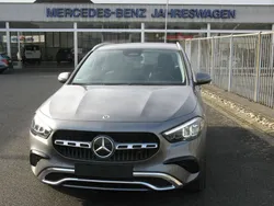 Grau Gebraucht 2023 Mercedes GLA180 Advanced SUV | 34.999 € (Fairer Preis)