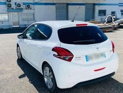Weiß Gebraucht 2016 Peugeot 208 Style Kleinwagen | 3.900 € (Superpreis)