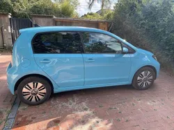 Blau Gebraucht 2021 VW e-up! Move Kleinwagen | 11.200 € (Guter Preis)