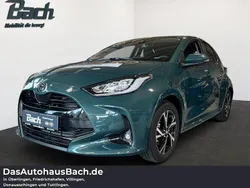 Grün Neu 2025 Toyota Yaris Hybrid Comfort Limousine | 28.460 € (Etwas zu teuer)