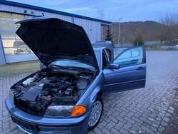 Grau Gebraucht 2001 BMW 320 Limousine | 888 € (Fairer Preis)