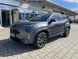 Grau Gebraucht 2024 Toyota Yaris Cross Team SUV | 27.999 € (Fairer Preis)