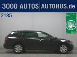 Weiß (oryxweiß perlmutteffekt) Gebraucht 2022 VW Passat Business Kombi | 21.437 € (Fairer Preis)