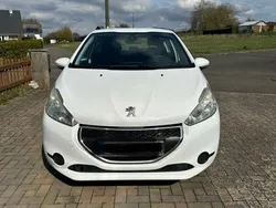 Weiß Gebraucht 2014 Peugeot 208 Kleinwagen | 4.200 € (Guter Preis)