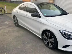 Weiß Gebraucht 2016 Mercedes CLA180 Limousine | 21.500 €