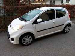 Weiß Gebraucht 2010 Peugeot 107 Kleinwagen | 2.690 € (Fairer Preis)