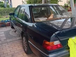 Blau Gebraucht 1992 Mercedes E200 Limousine | 5.790 €