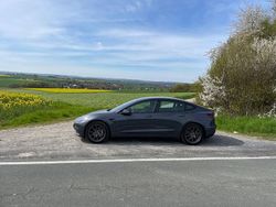 Grau Gebraucht 2022 Tesla Model 3 Long Range AWD Limousine | 30.750 € (Fairer Preis)