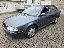 Silber Gebraucht 2003 Skoda Octavia Elegance Limousine | 1.900 € (Fairer Preis)