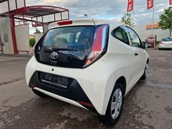 Weiß Gebraucht 2015 Toyota Aygo X-clusiv Kleinwagen | 1.990 €