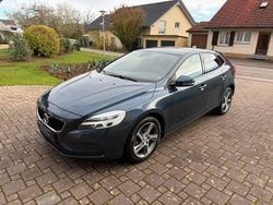 Blau Gebraucht 2017 Volvo V40 Momentum Limousine | 16.650 € (Fairer Preis)