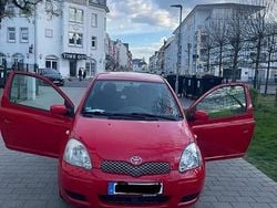 Rot Gebraucht 2004 Toyota Yaris Kleinwagen | 3.500 € (Etwas zu teuer)