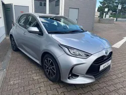 Shimmering silver Gebraucht 2022 Toyota Yaris Hybrid Team Limousine | 21.777 € (Fairer Preis)