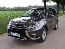 Braun Gebraucht 2016 Mitsubishi Outlander P-HEV Top SUV | 24.900 € (Etwas zu teuer)