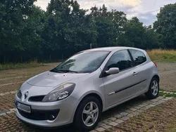 Silber Gebraucht 2008 Renault Clio III Kleinwagen | 2.000 €