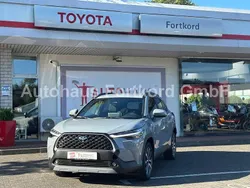 Manhatten grau metallic Neu 2025 Toyota Corolla Cross Style SUV | 37.490 € (Fairer Preis)