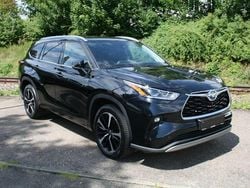 Tiefschwarz metallic Gebraucht 2022 Toyota Highlander Luxury SUV | 50.900 € (Fairer Preis)