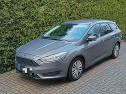 Grau Gebraucht 2015 Ford Focus Trend Limousine | 7.100 € (Fairer Preis)